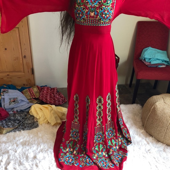 Red long sleeve gown - Picture 3 of 5